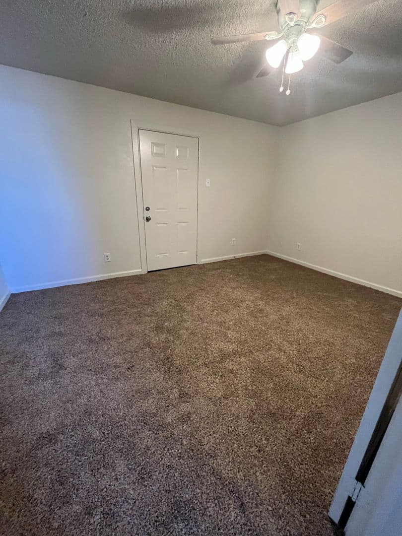 Hesperia House: 16865 Manzanita Street