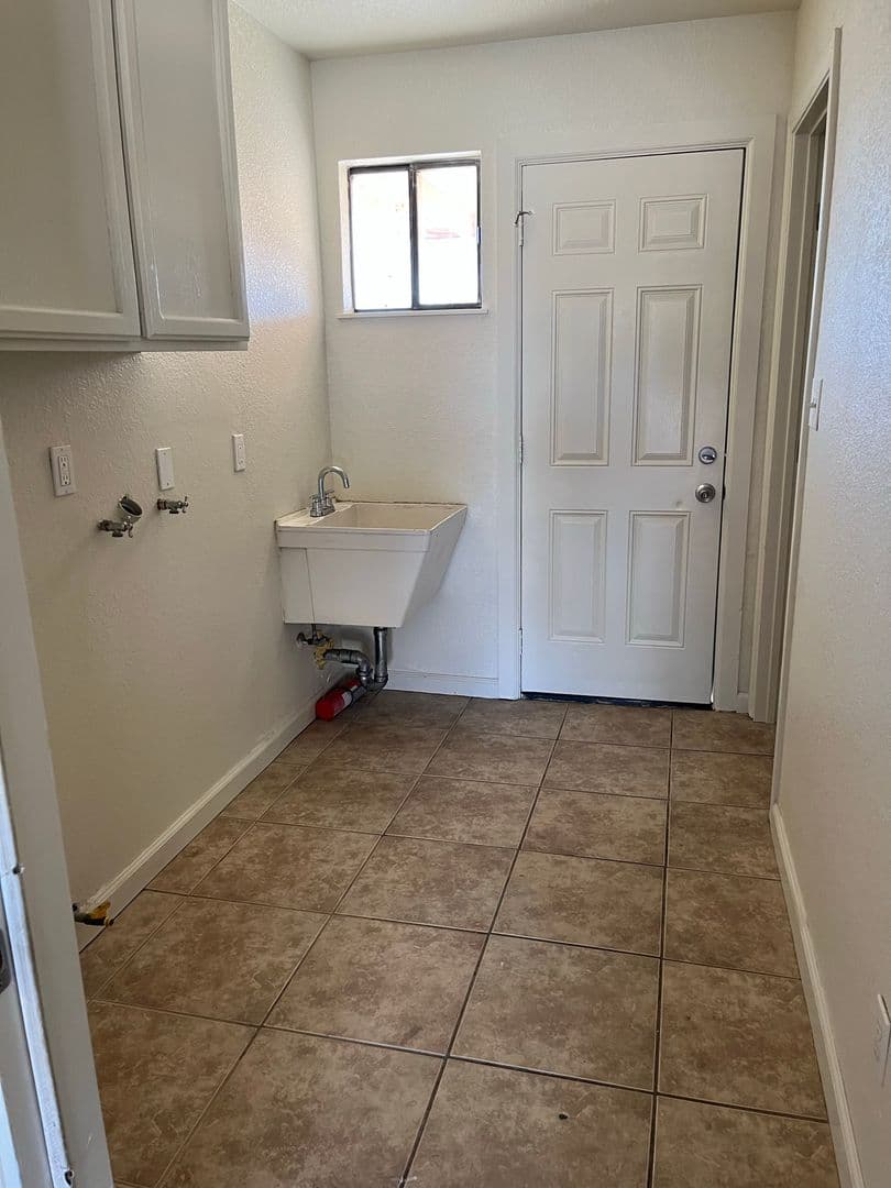 Hesperia House: 16865 Manzanita Street