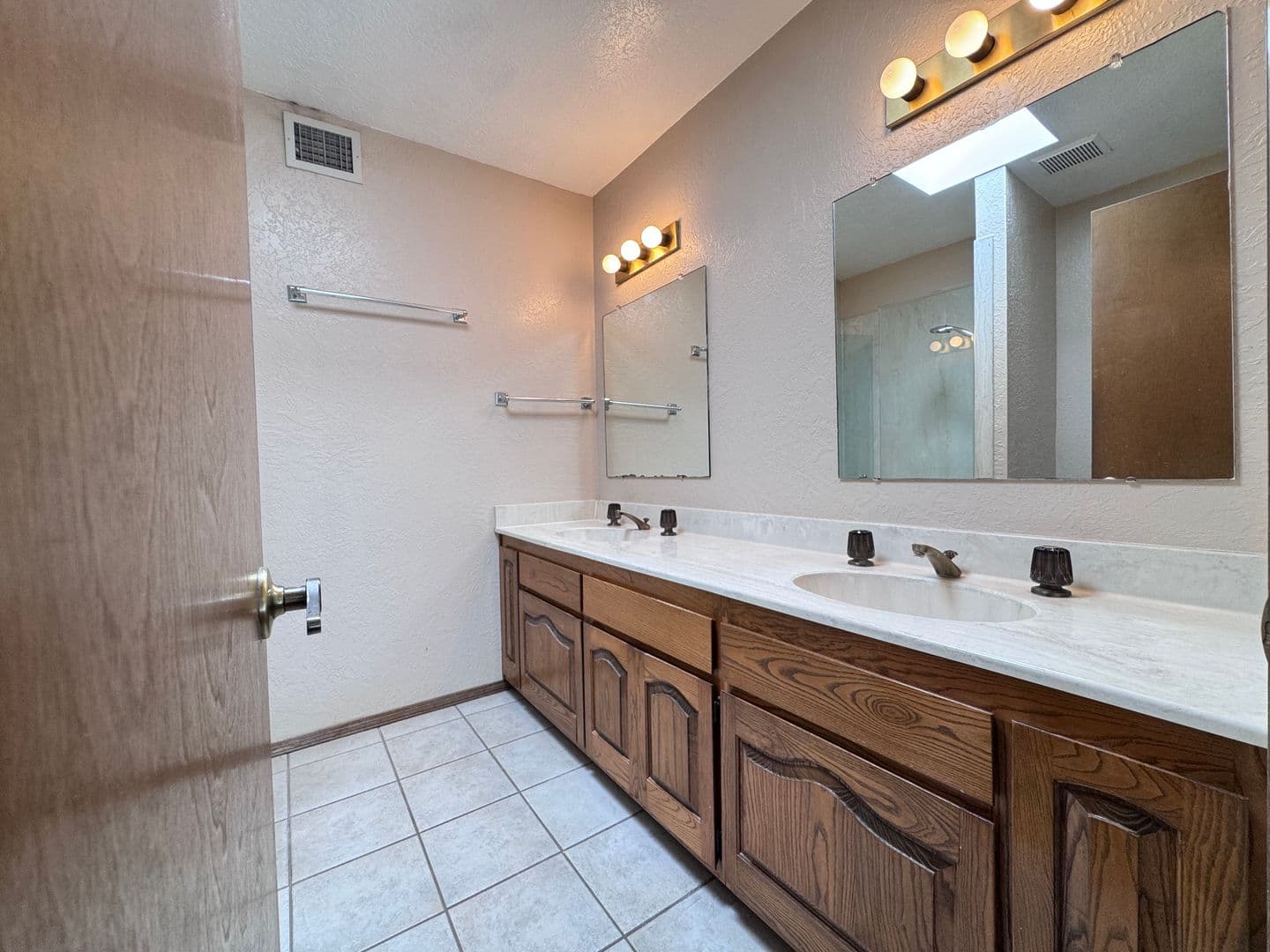 Albuquerque House: 850 Southeast Circle NW