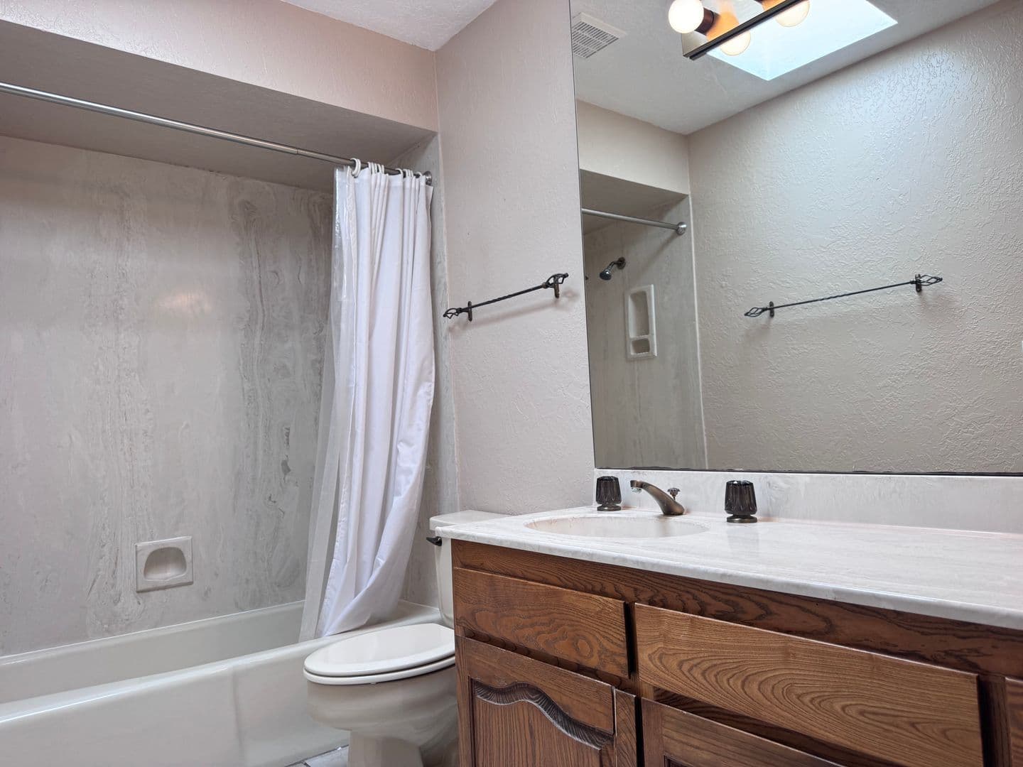 Albuquerque House: 850 Southeast Circle NW