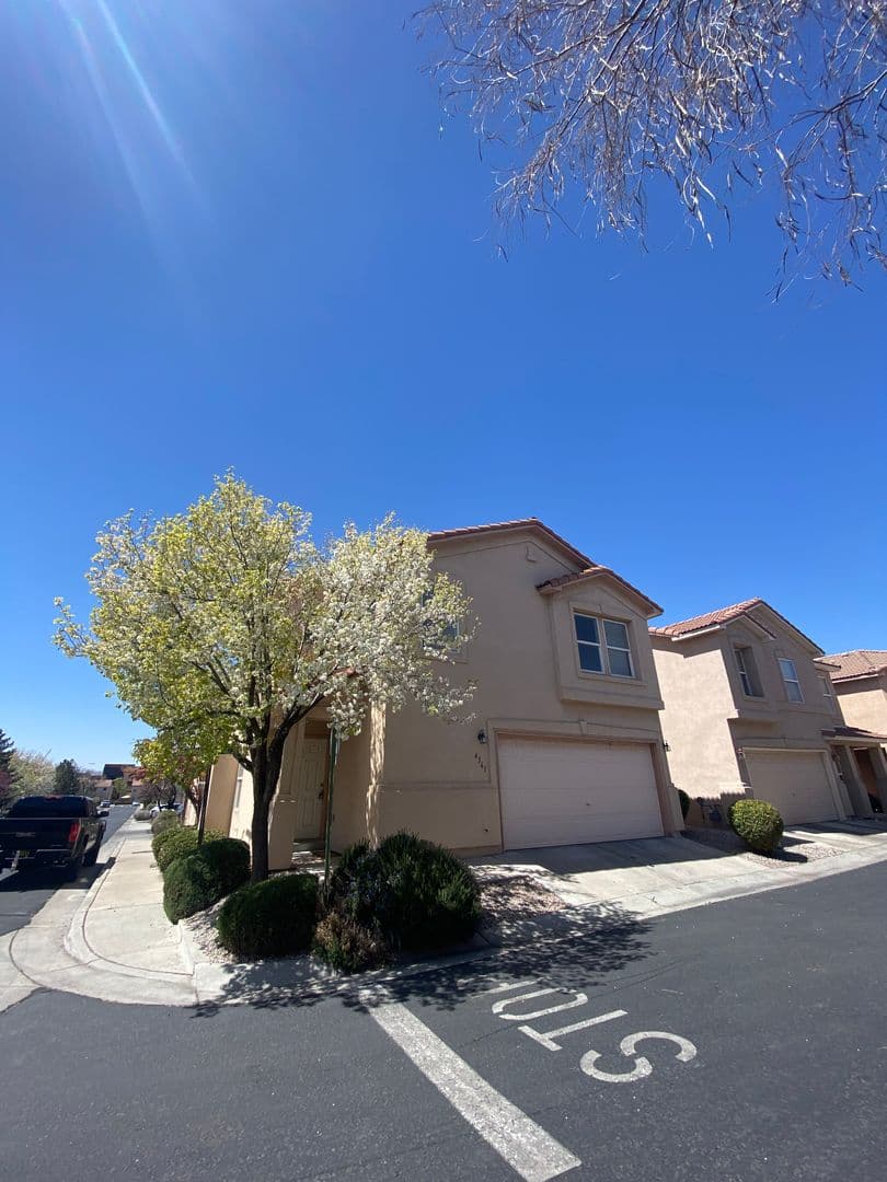 Albuquerque House: 4361 Altura Vista Ln NE