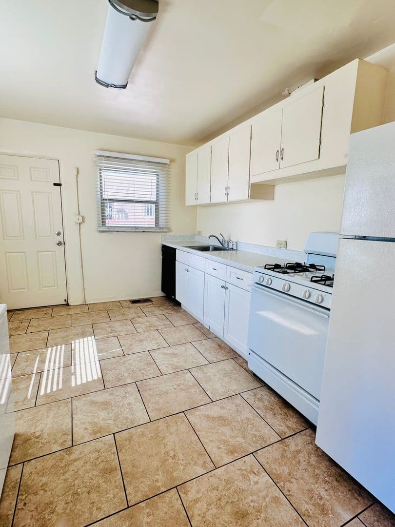 Albuquerque Apartment: 3833/3835 Thaxton Ave SE