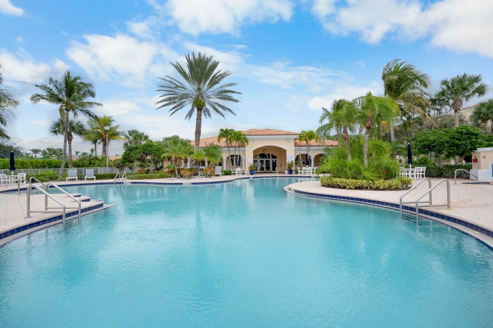 Ft Pierce Condo: 8 Harbour Isle Drive E PH05