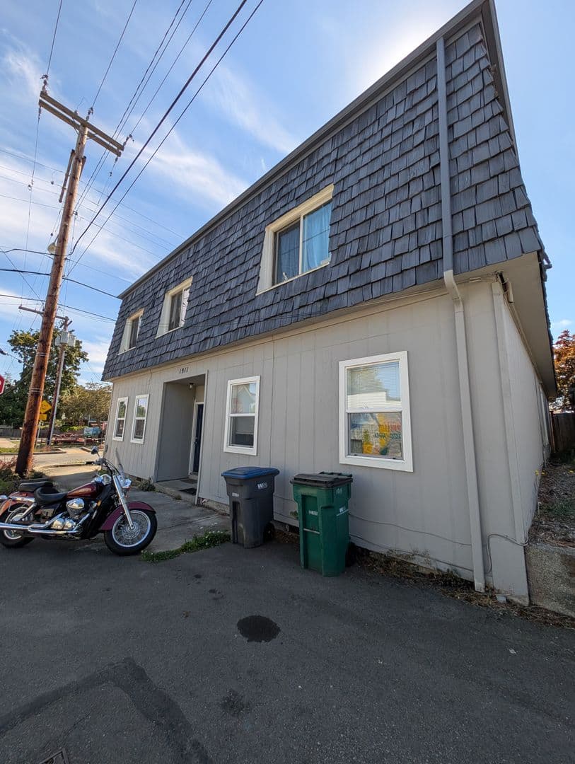 Keyport Apartment: 1911 NE Pacific Ave