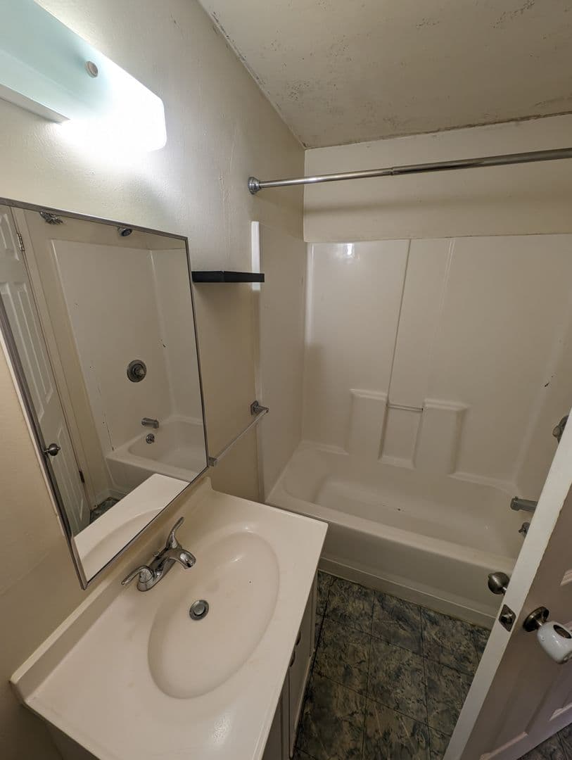 Keyport Apartment: 1911 NE Pacific Ave