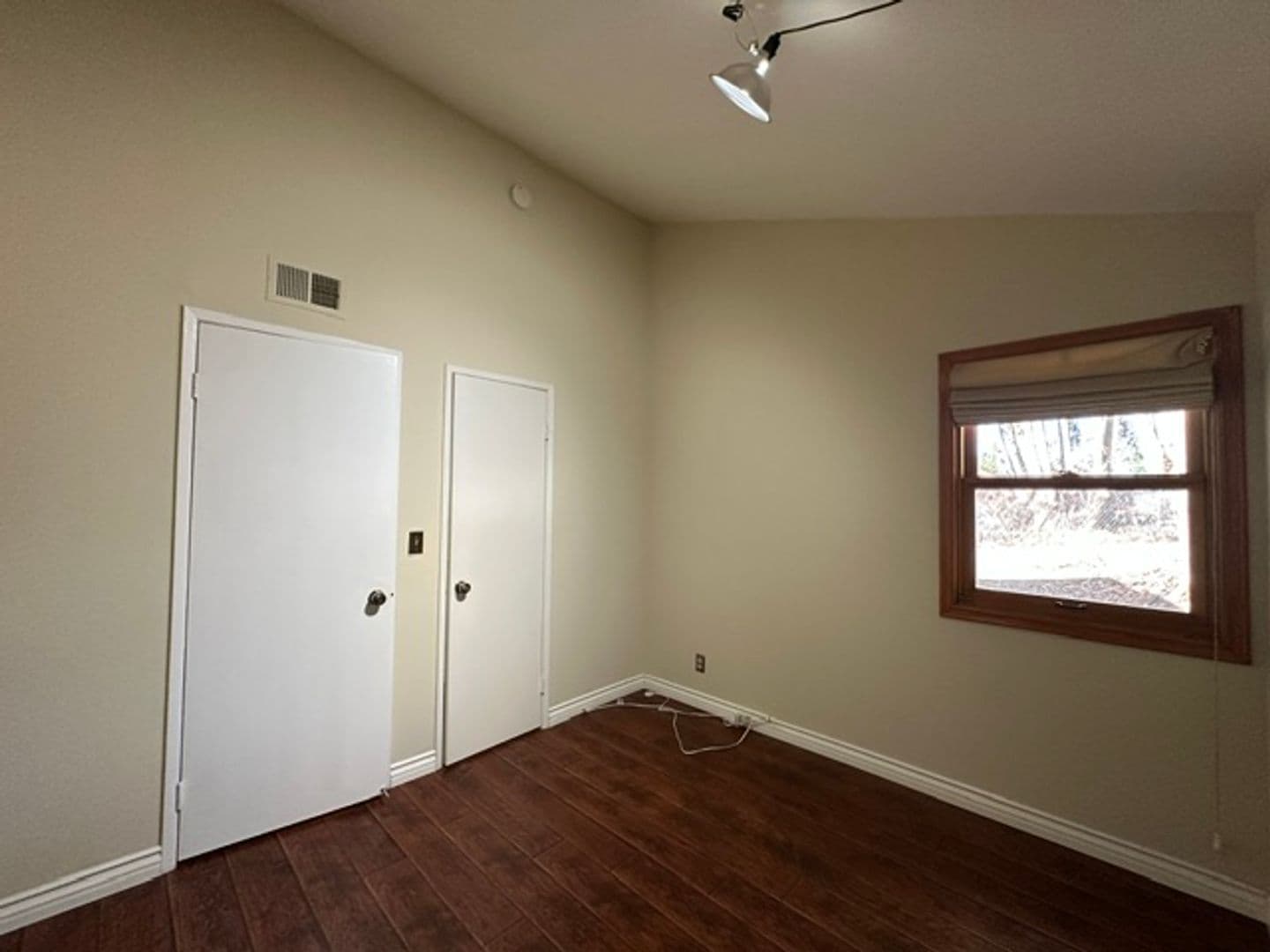 Woodland Hills Townhome: 22137 Burbank Blvd #1