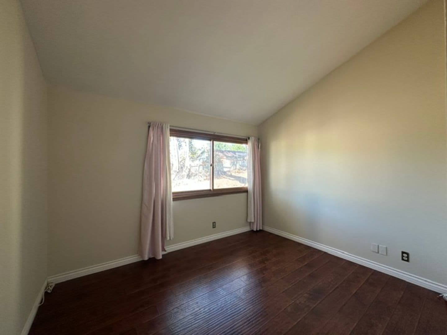 Woodland Hills Townhome: 22137 Burbank Blvd #1