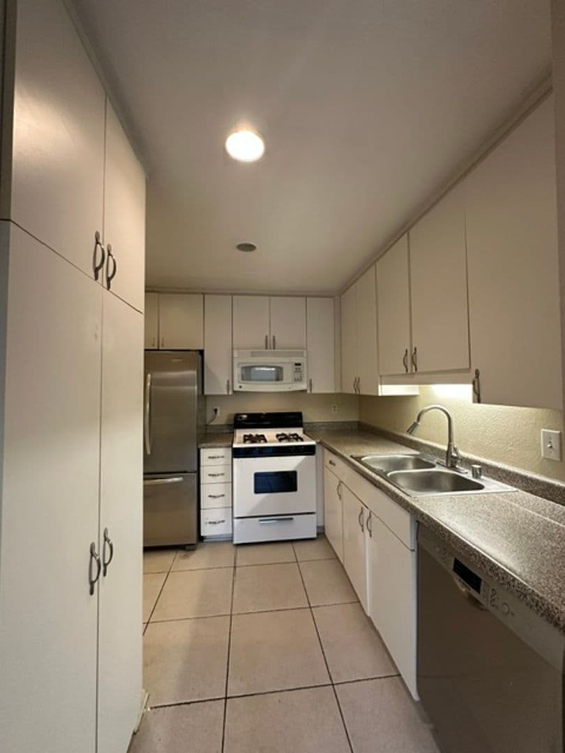 Woodland Hills Townhome: 22137 Burbank Blvd #1