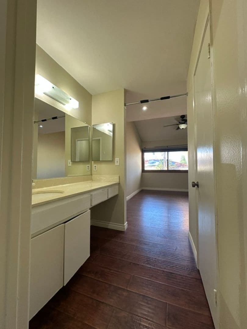 Woodland Hills Townhome: 22137 Burbank Blvd #1