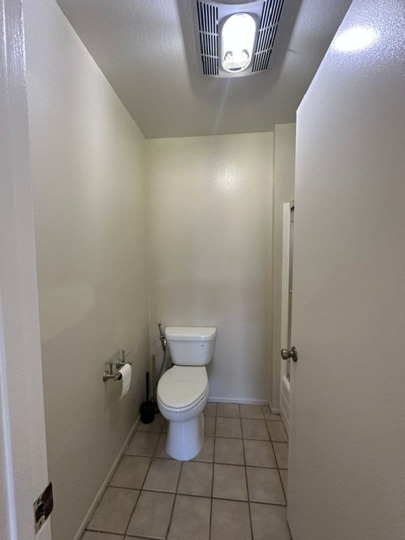 Woodland Hills Townhome: 22137 Burbank Blvd #1