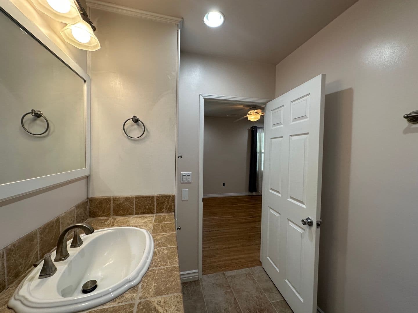 Winnetka House: 6724 Jumilla Ave