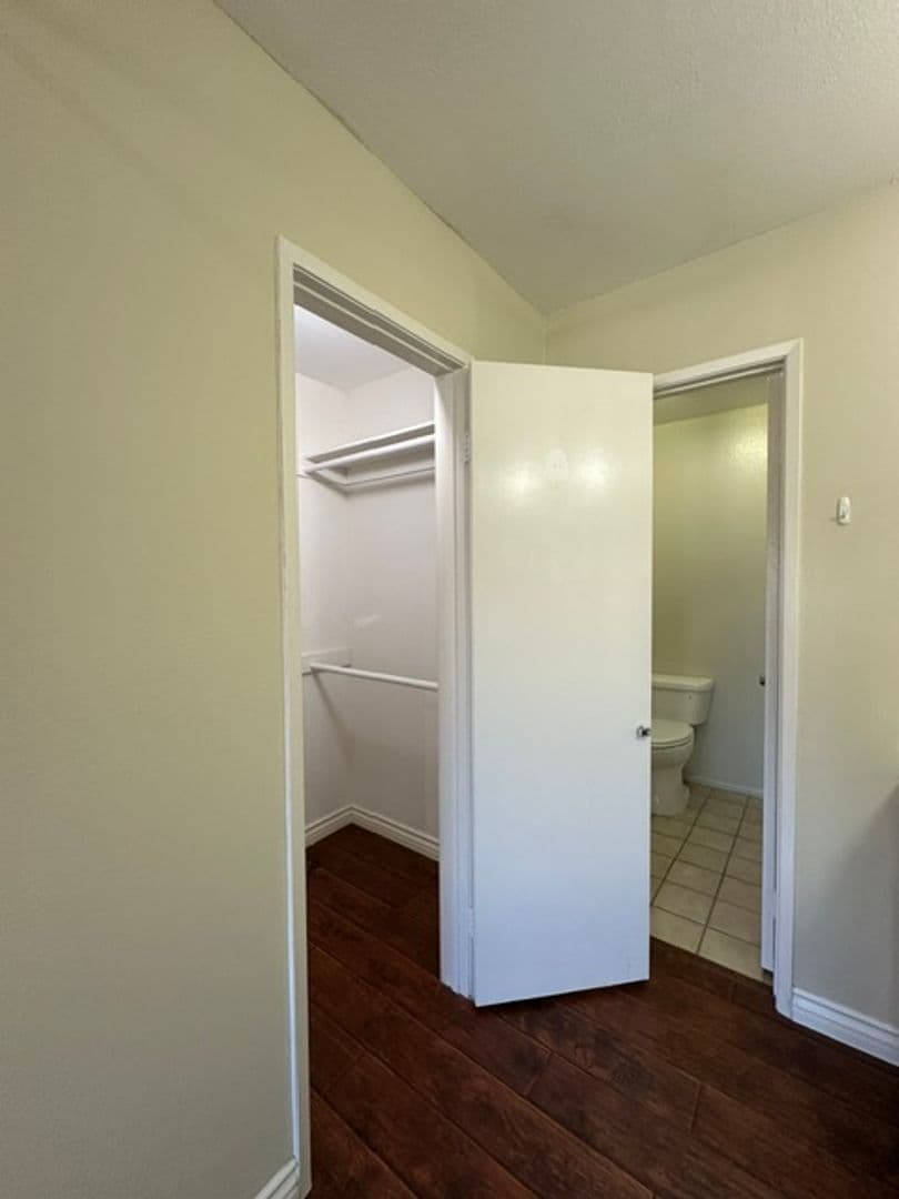 Woodland Hills Townhome: 22137 Burbank Blvd #1