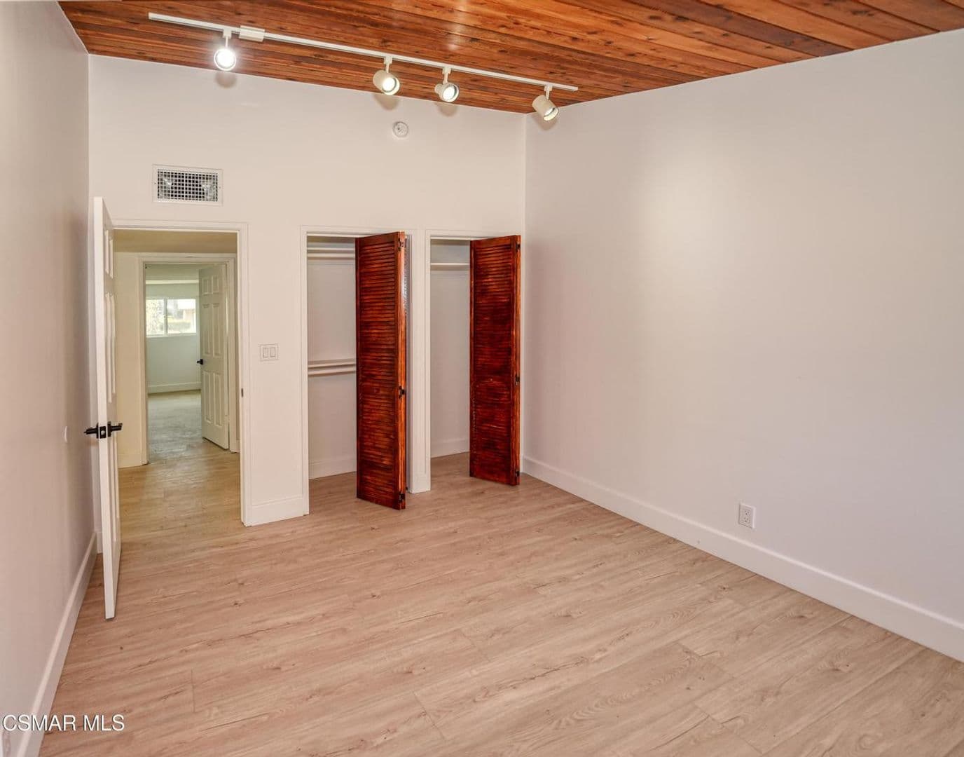 Thousand Oaks House: 1202 Sheffield Place