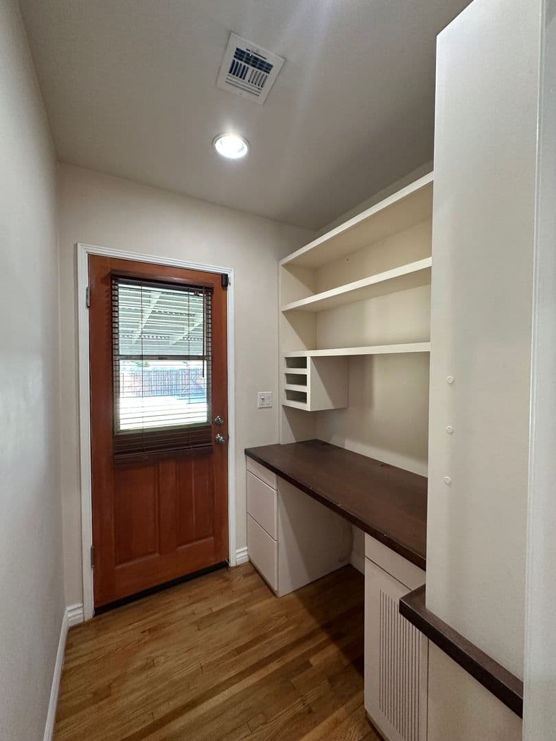 Winnetka House: 6724 Jumilla Ave