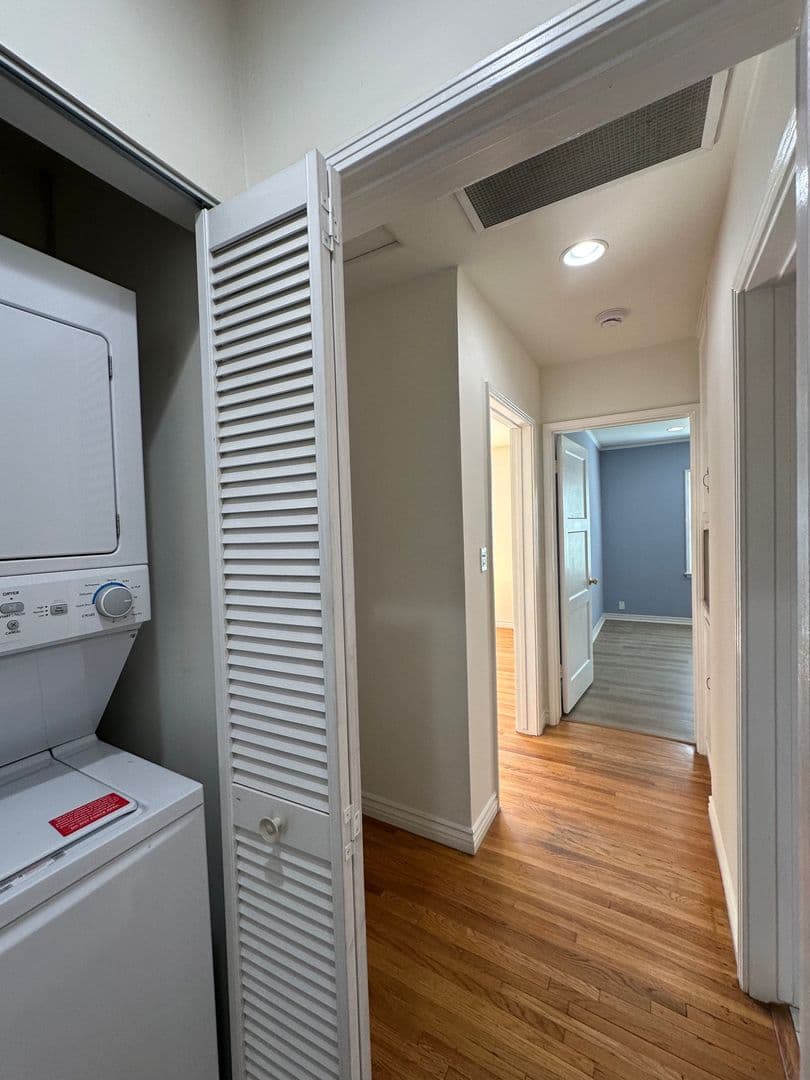 Winnetka House: 6724 Jumilla Ave