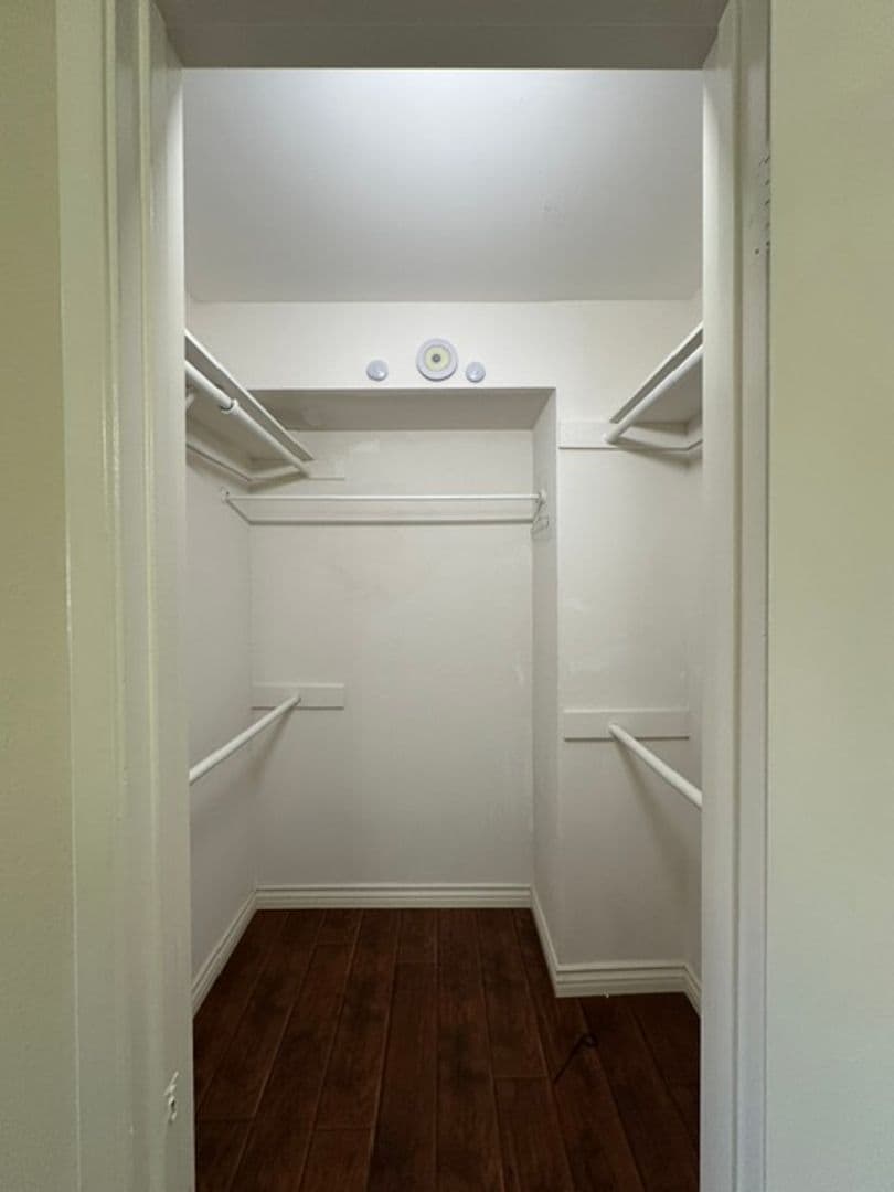 Woodland Hills Townhome: 22137 Burbank Blvd #1