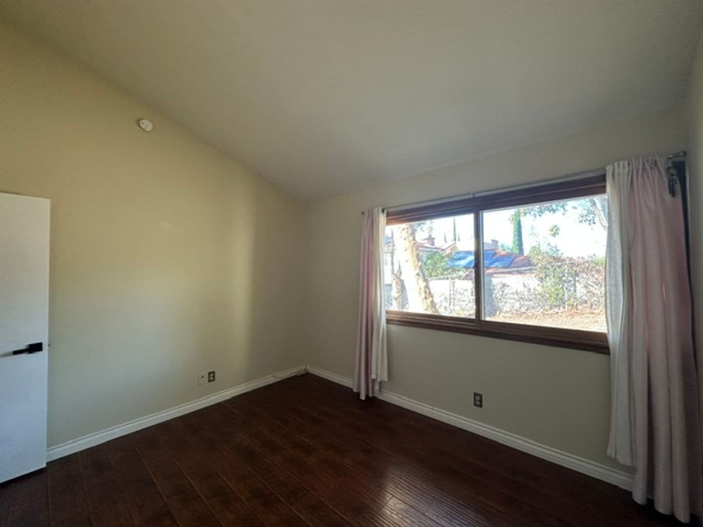 Woodland Hills Townhome: 22137 Burbank Blvd #1