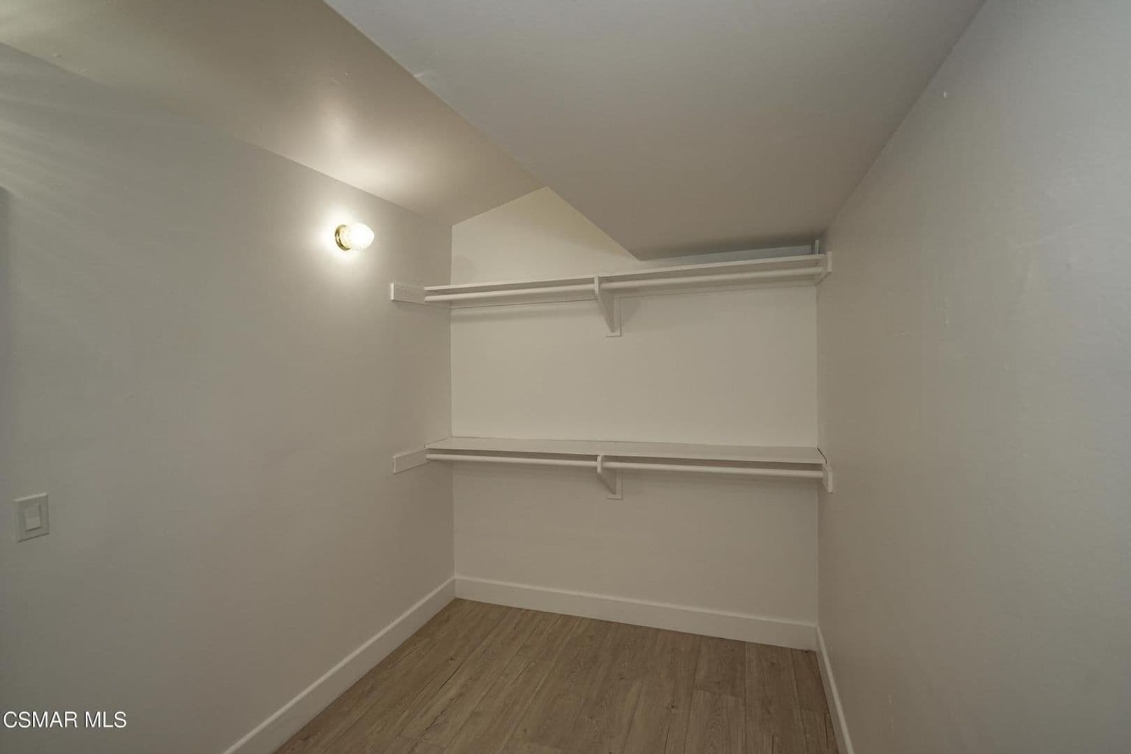 Thousand Oaks House: 1202 Sheffield Place