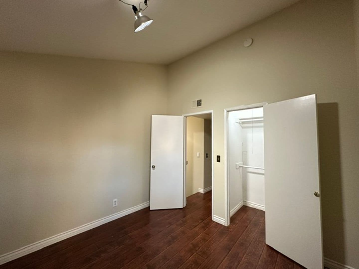 Woodland Hills Townhome: 22137 Burbank Blvd #1