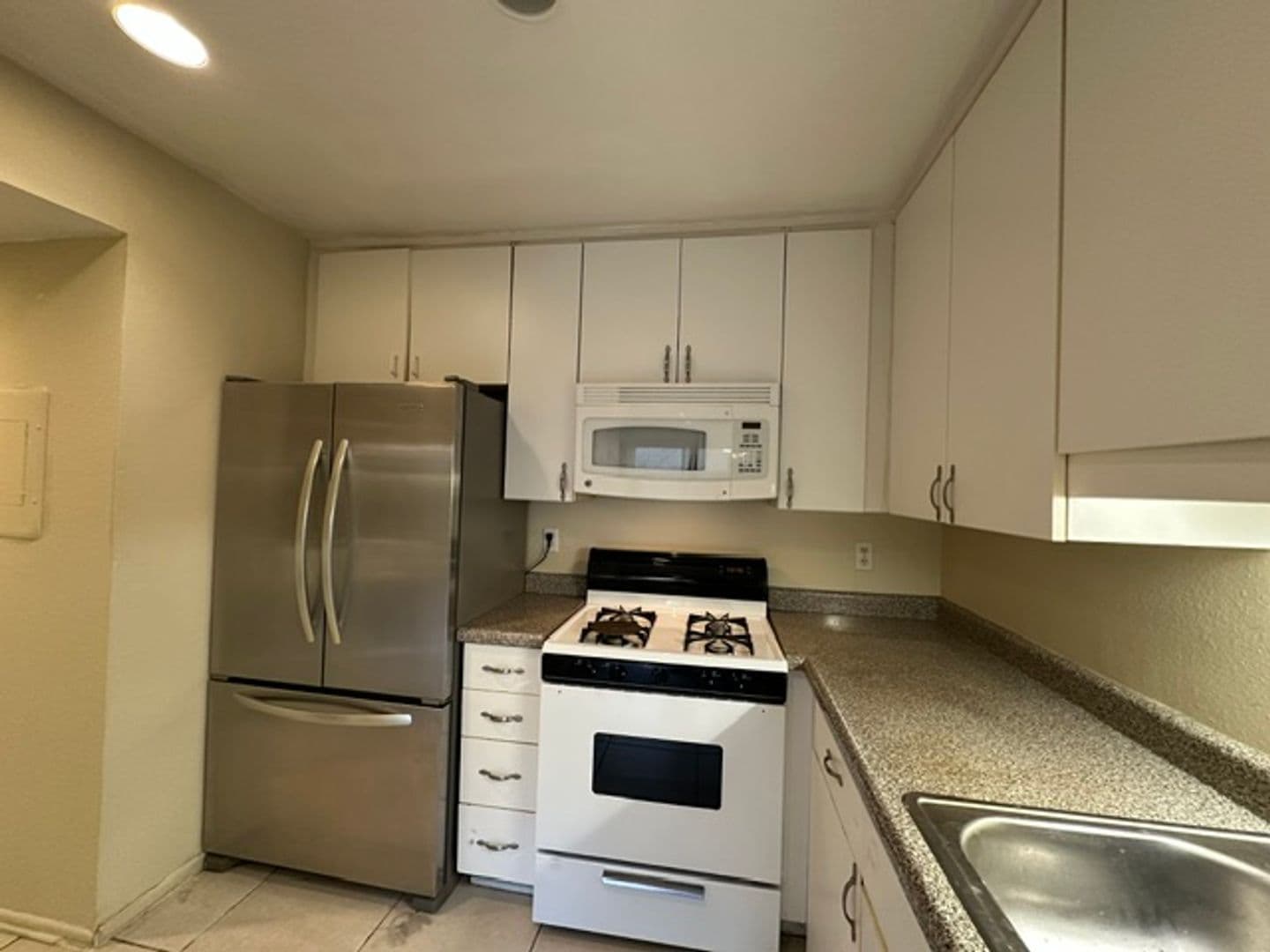 Woodland Hills Townhome: 22137 Burbank Blvd #1