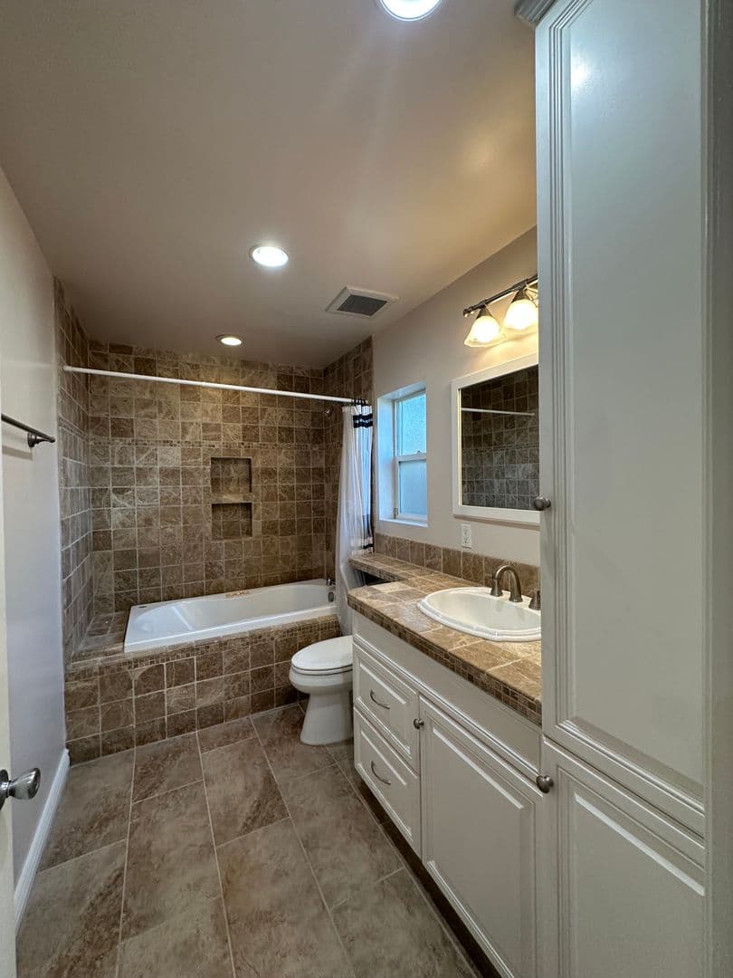 Winnetka House: 6724 Jumilla Ave