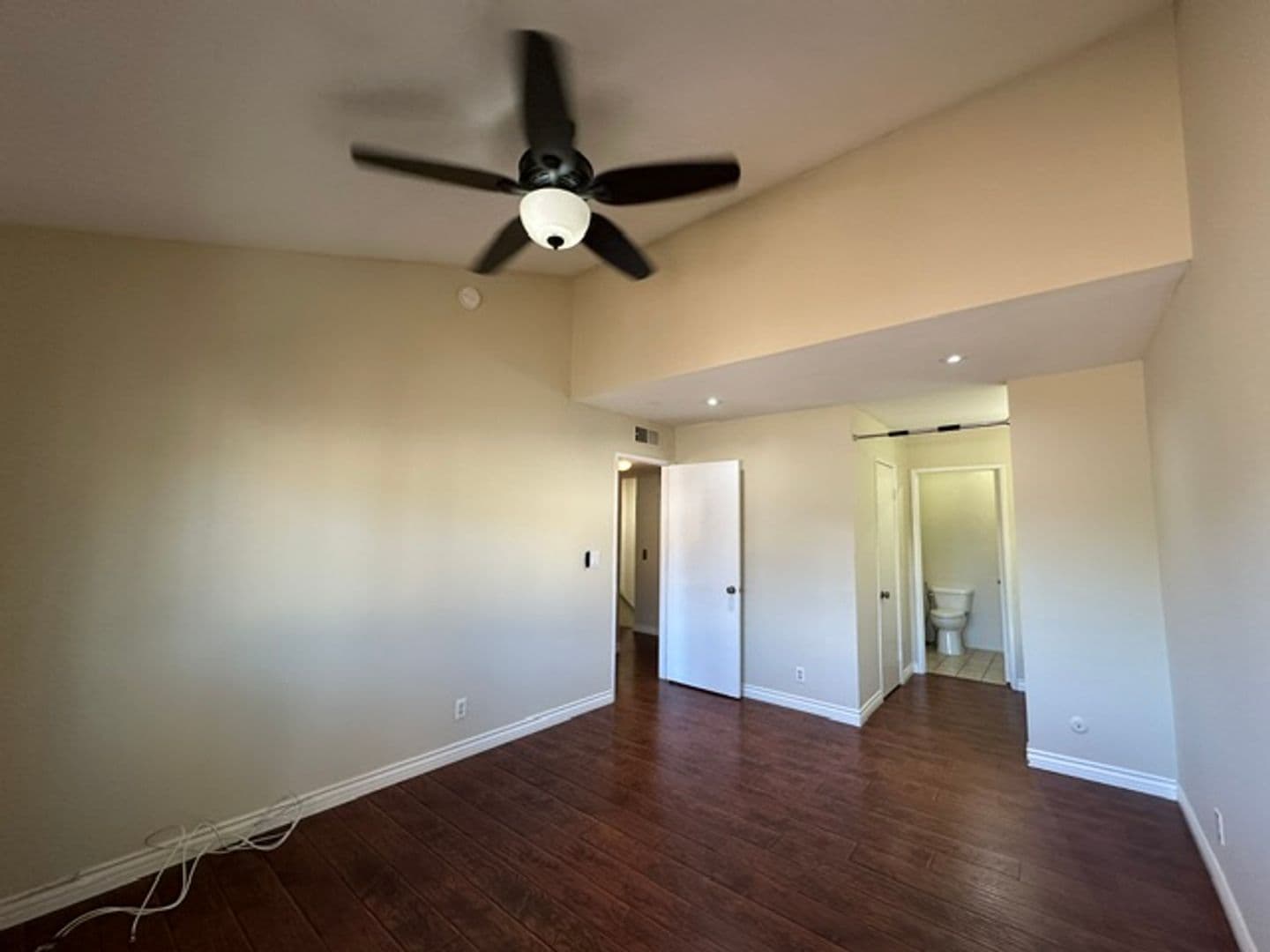 Woodland Hills Townhome: 22137 Burbank Blvd #1
