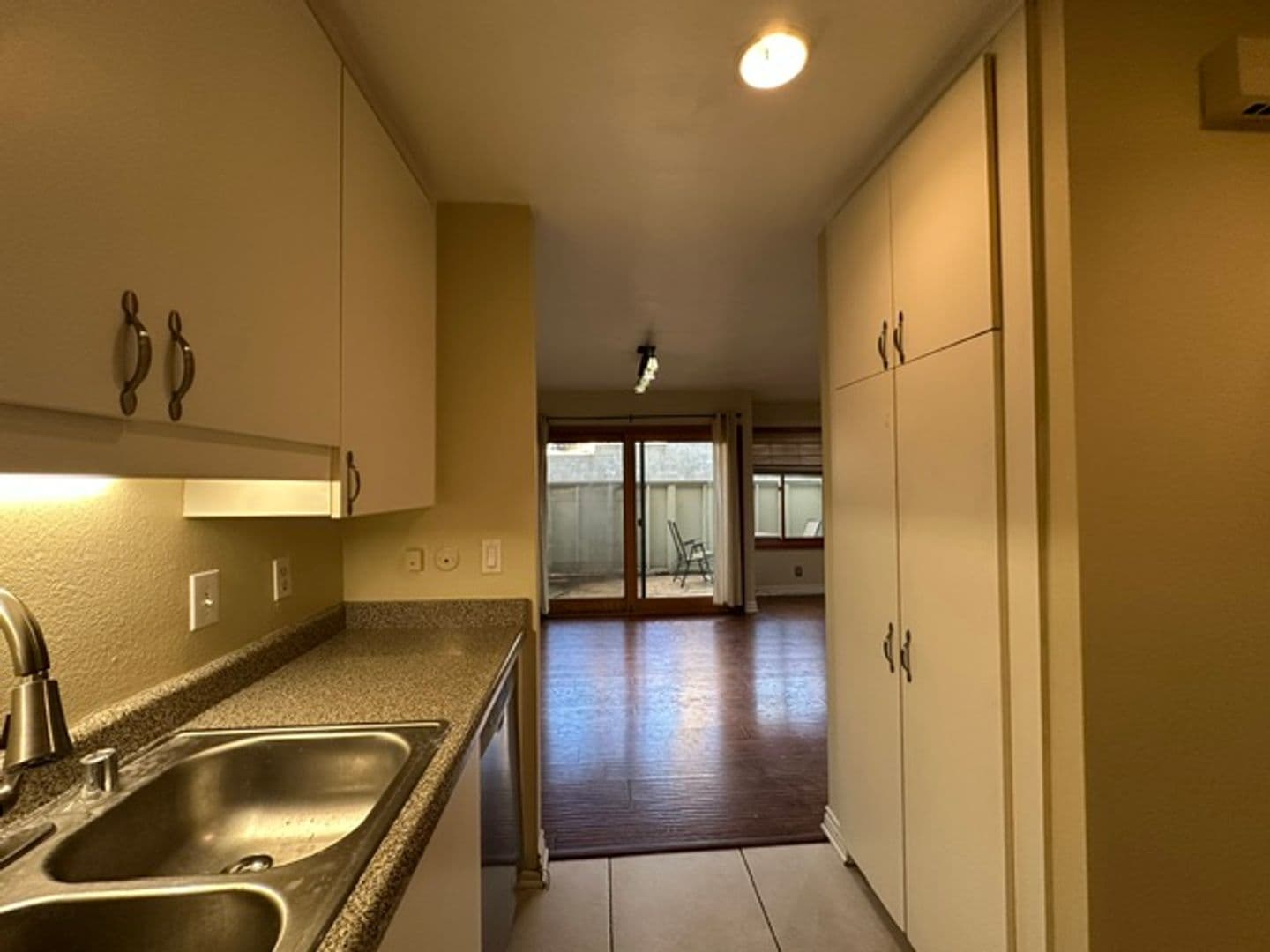 Woodland Hills Townhome: 22137 Burbank Blvd #1