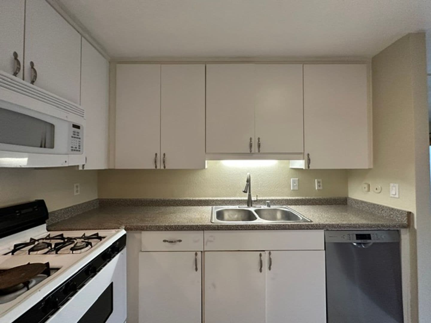 Woodland Hills Townhome: 22137 Burbank Blvd #1