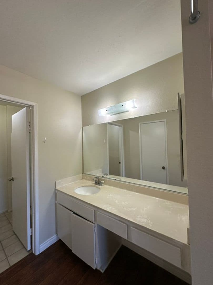 Woodland Hills Townhome: 22137 Burbank Blvd #1