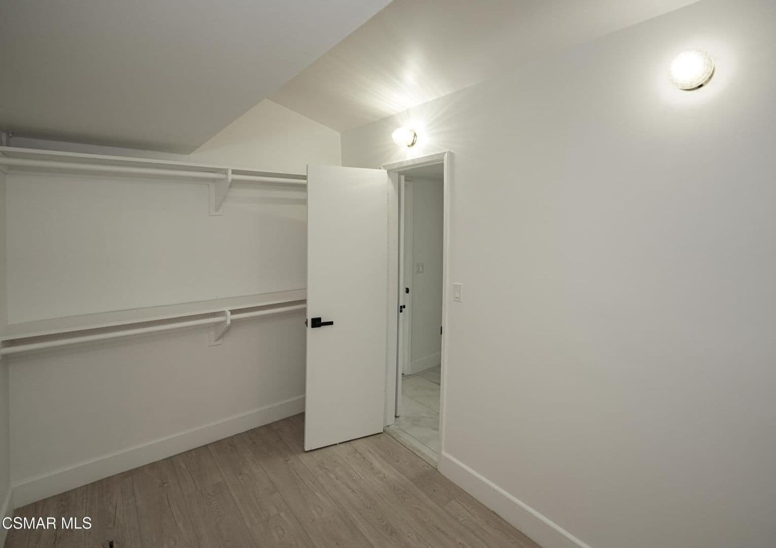 Thousand Oaks House: 1202 Sheffield Place