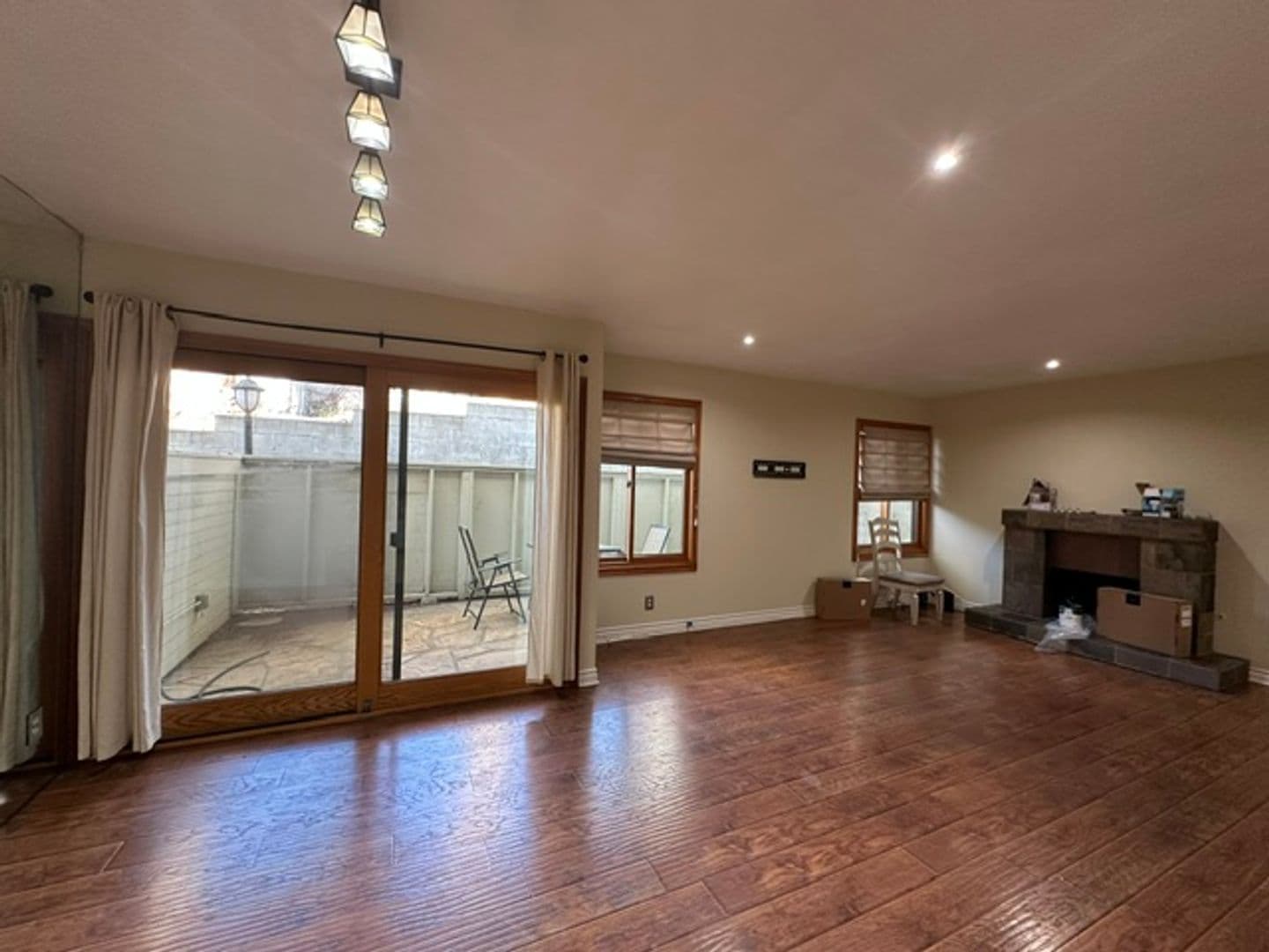 Woodland Hills Townhome: 22137 Burbank Blvd #1