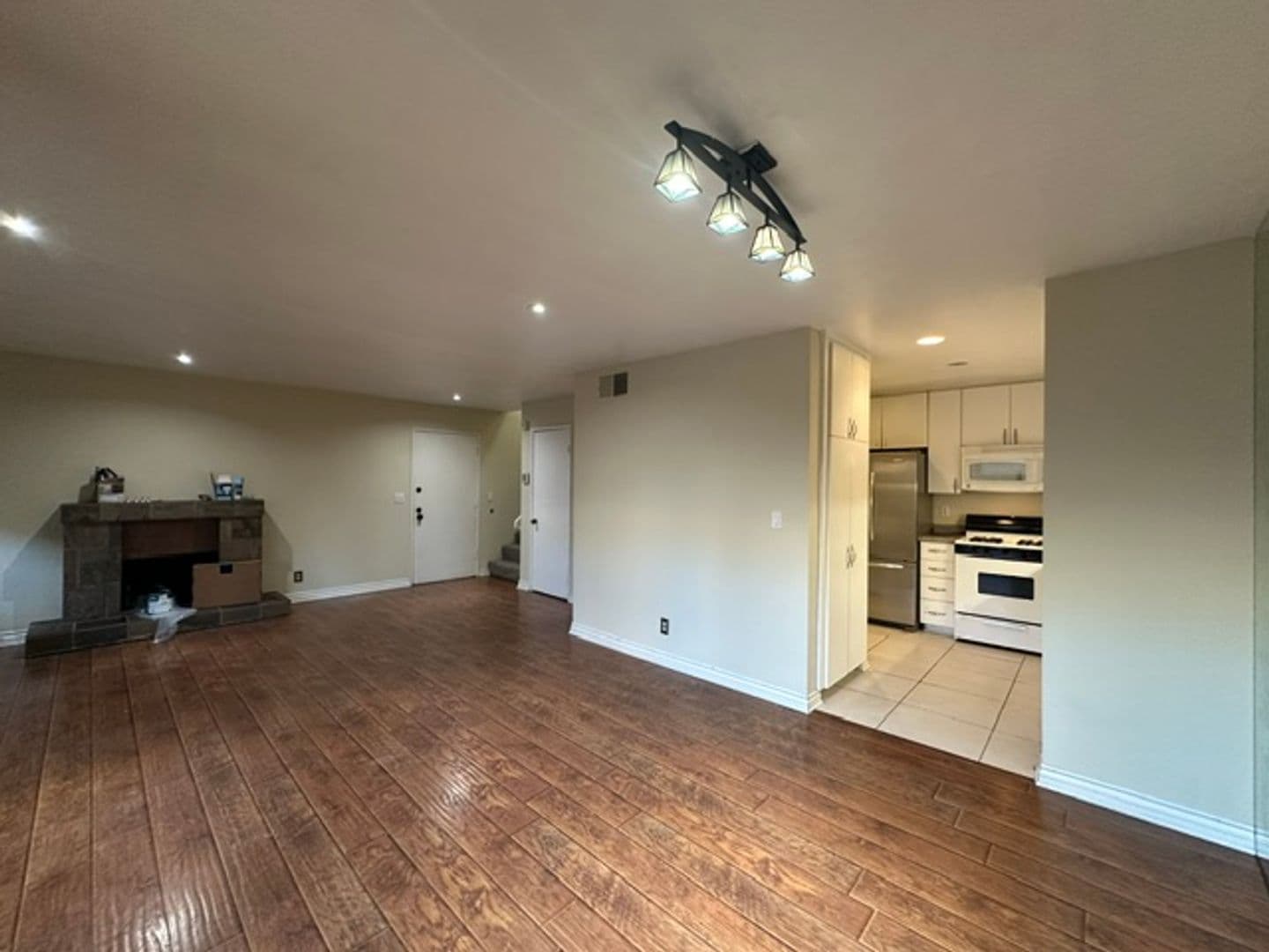 Woodland Hills Townhome: 22137 Burbank Blvd #1