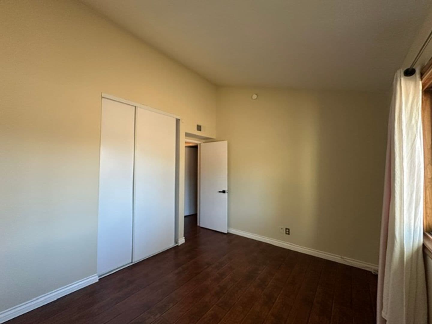 Woodland Hills Townhome: 22137 Burbank Blvd #1