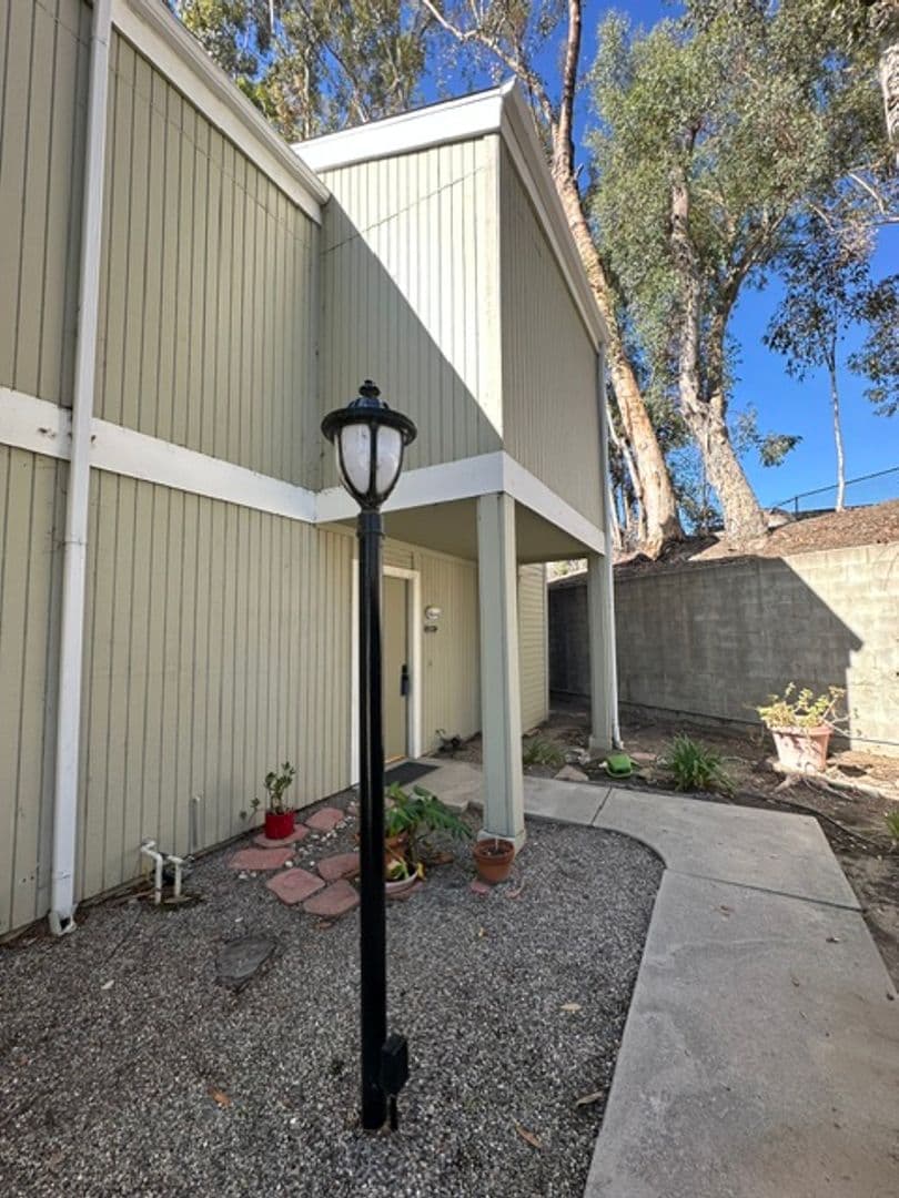 Woodland Hills Townhome: 22137 Burbank Blvd #1