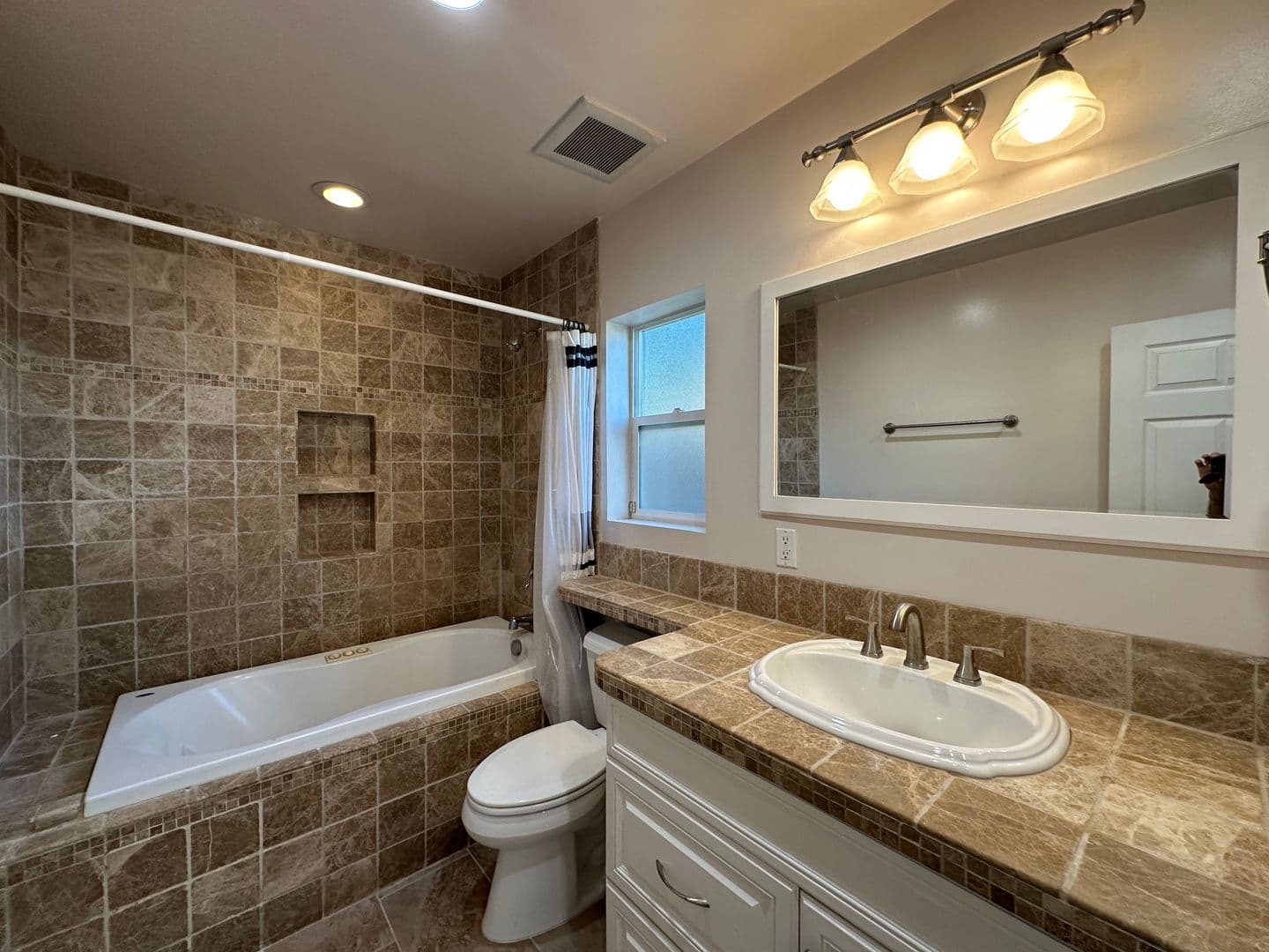 Winnetka House: 6724 Jumilla Ave