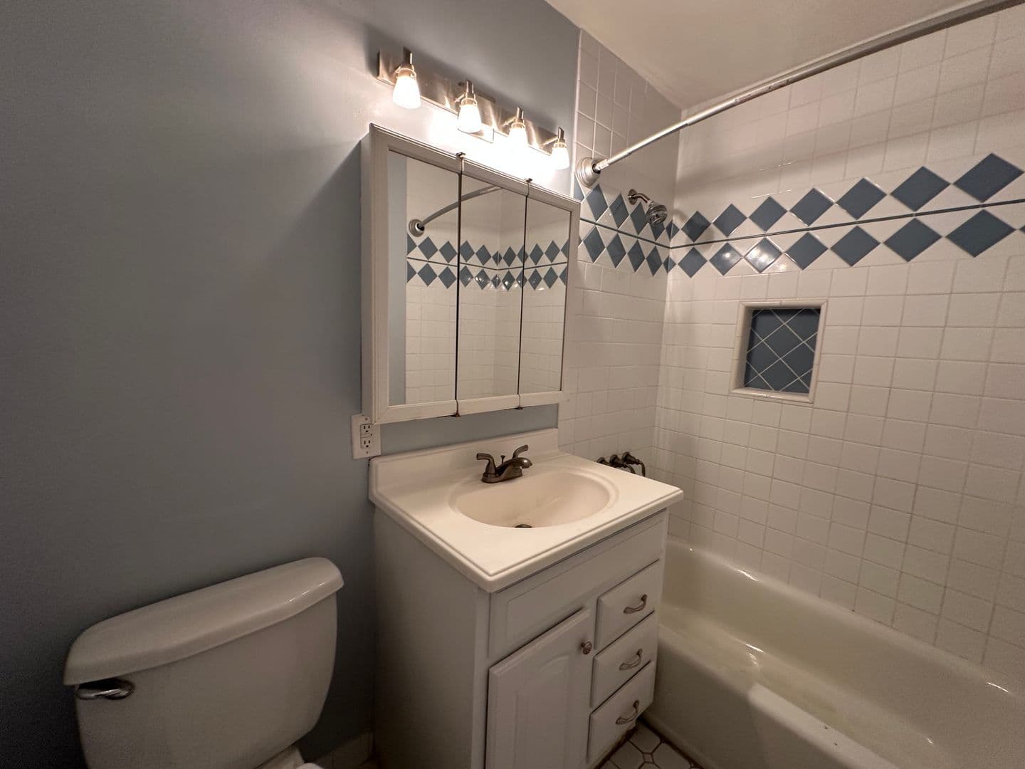 Winnetka House: 6724 Jumilla Ave