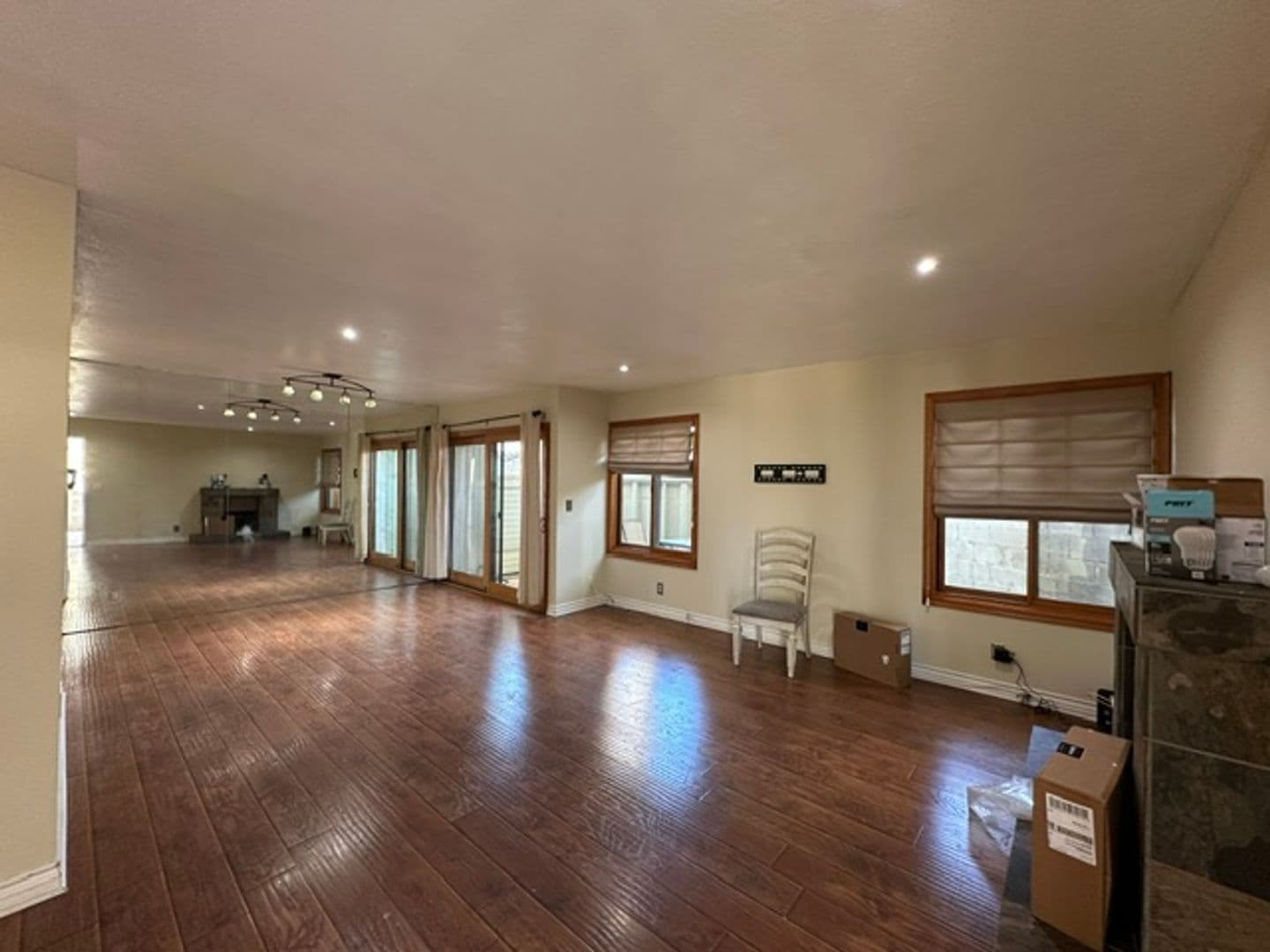 Woodland Hills Townhome: 22137 Burbank Blvd #1