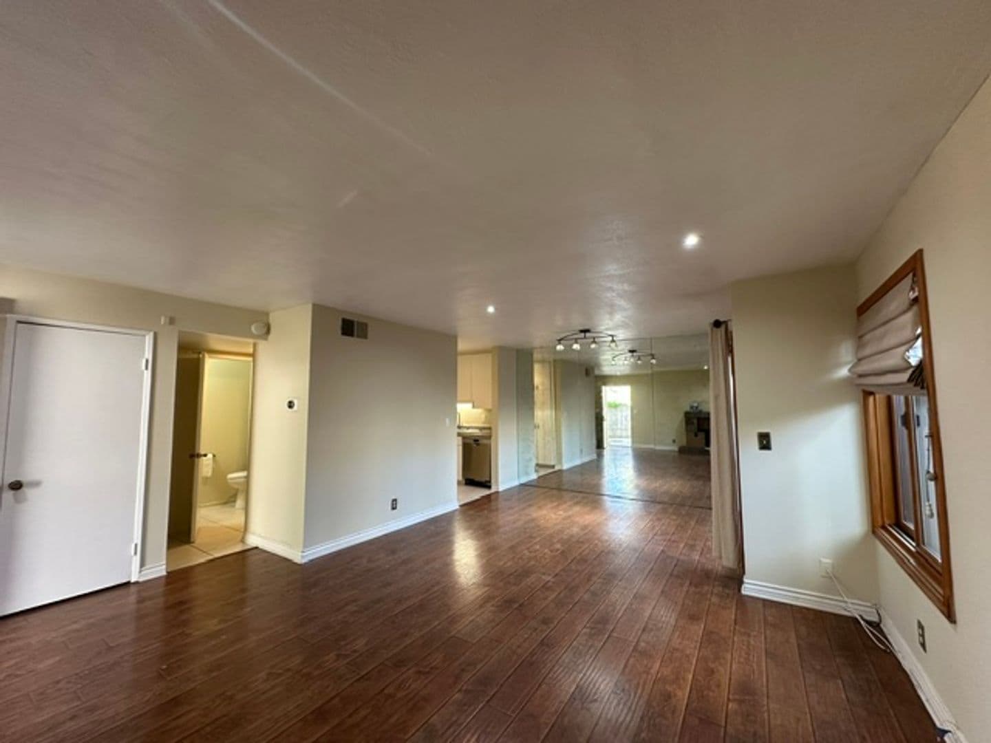 Woodland Hills Townhome: 22137 Burbank Blvd #1