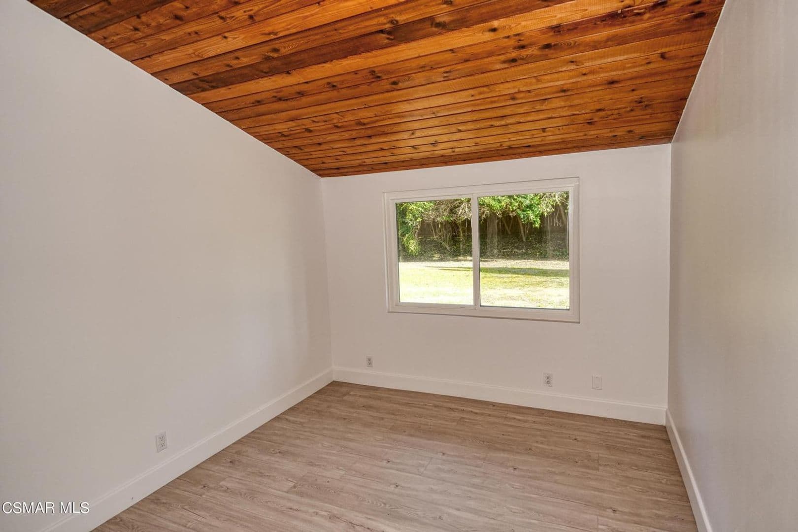 Thousand Oaks House: 1202 Sheffield Place