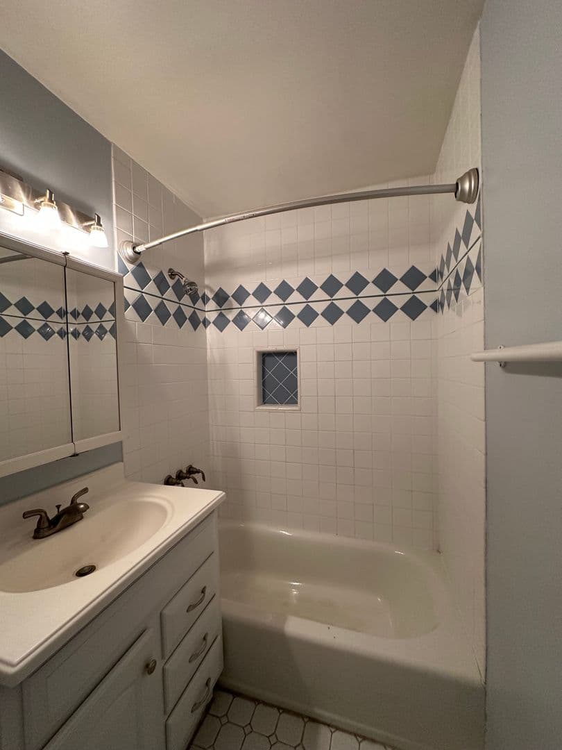 Winnetka House: 6724 Jumilla Ave