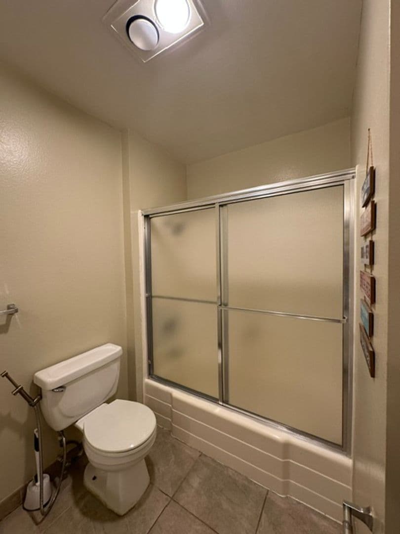 Woodland Hills Townhome: 22137 Burbank Blvd #1