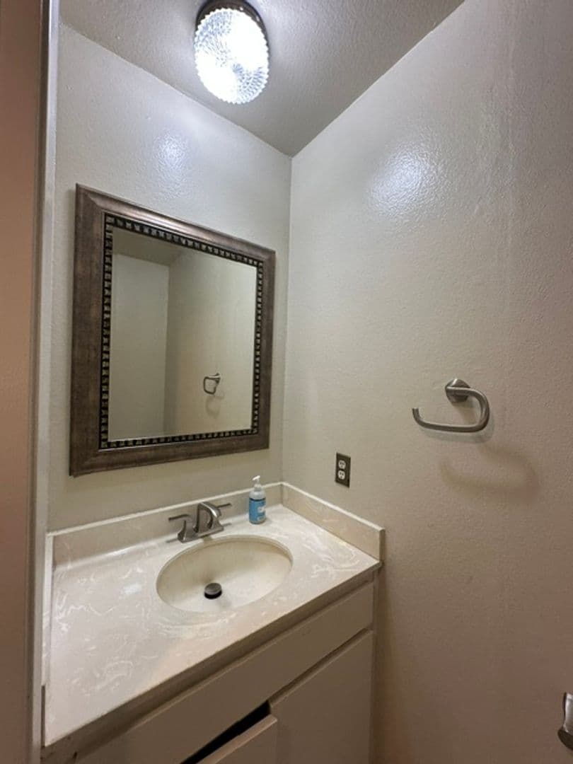 Woodland Hills Townhome: 22137 Burbank Blvd #1