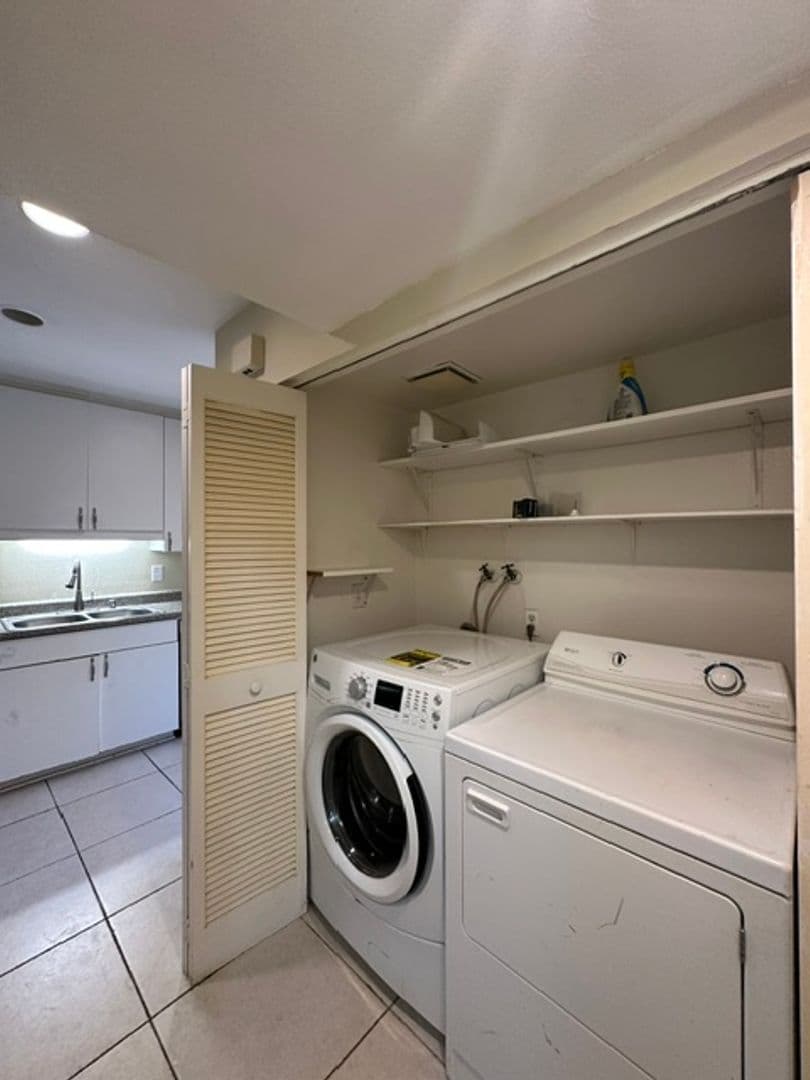 Woodland Hills Townhome: 22137 Burbank Blvd #1