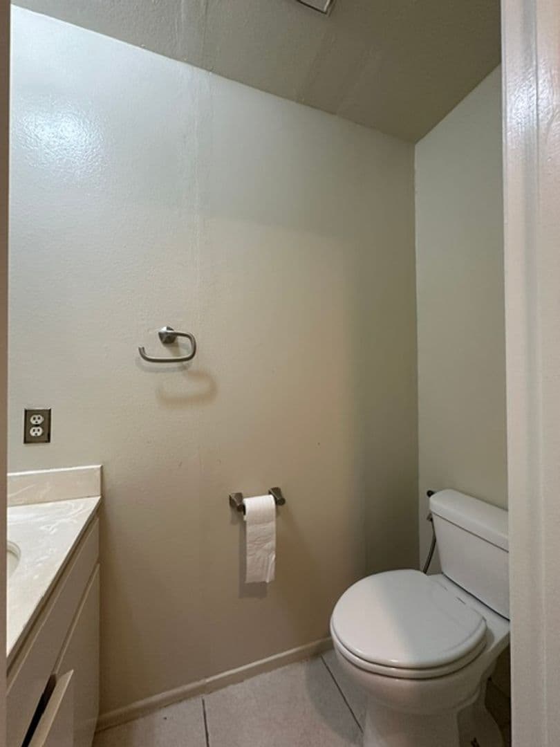 Woodland Hills Townhome: 22137 Burbank Blvd #1