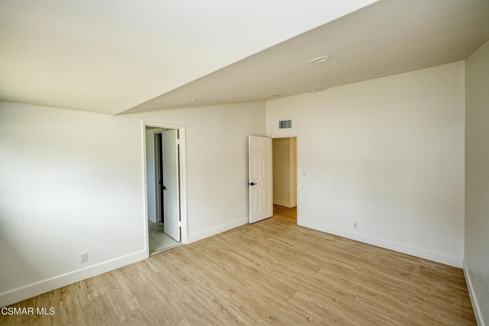 Thousand Oaks House: 1202 Sheffield Place