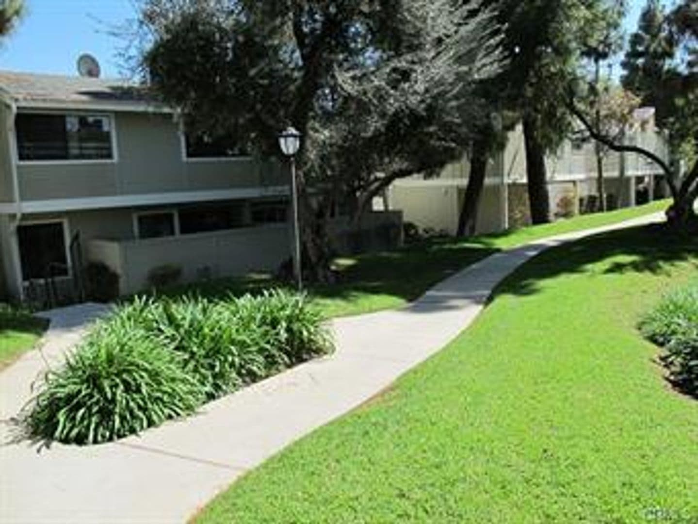 Woodland Hills Townhome: 22137 Burbank Blvd #1
