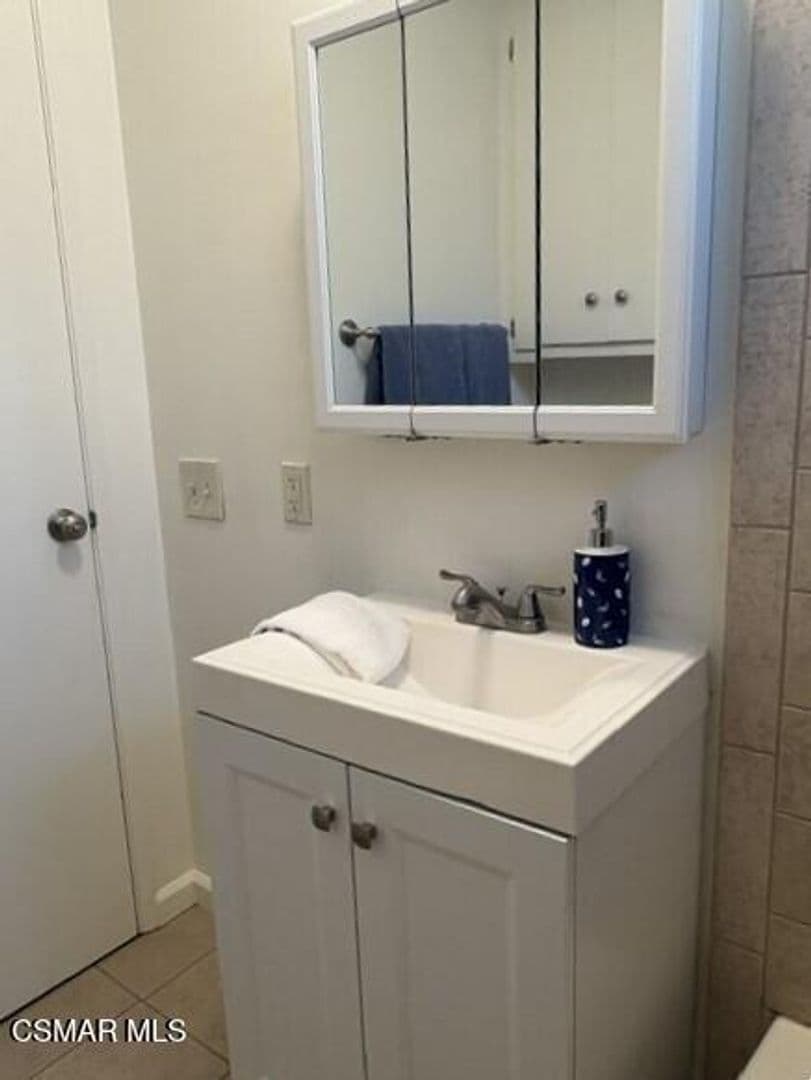 Thousand Oaks House: 2542 Sirius St.