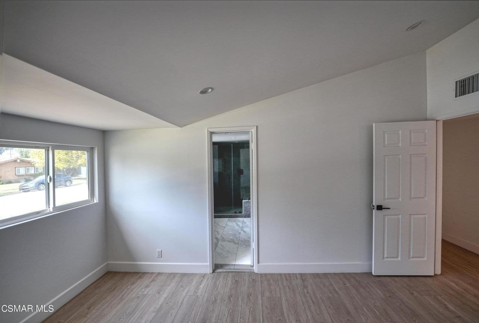 Thousand Oaks House: 1202 Sheffield Place