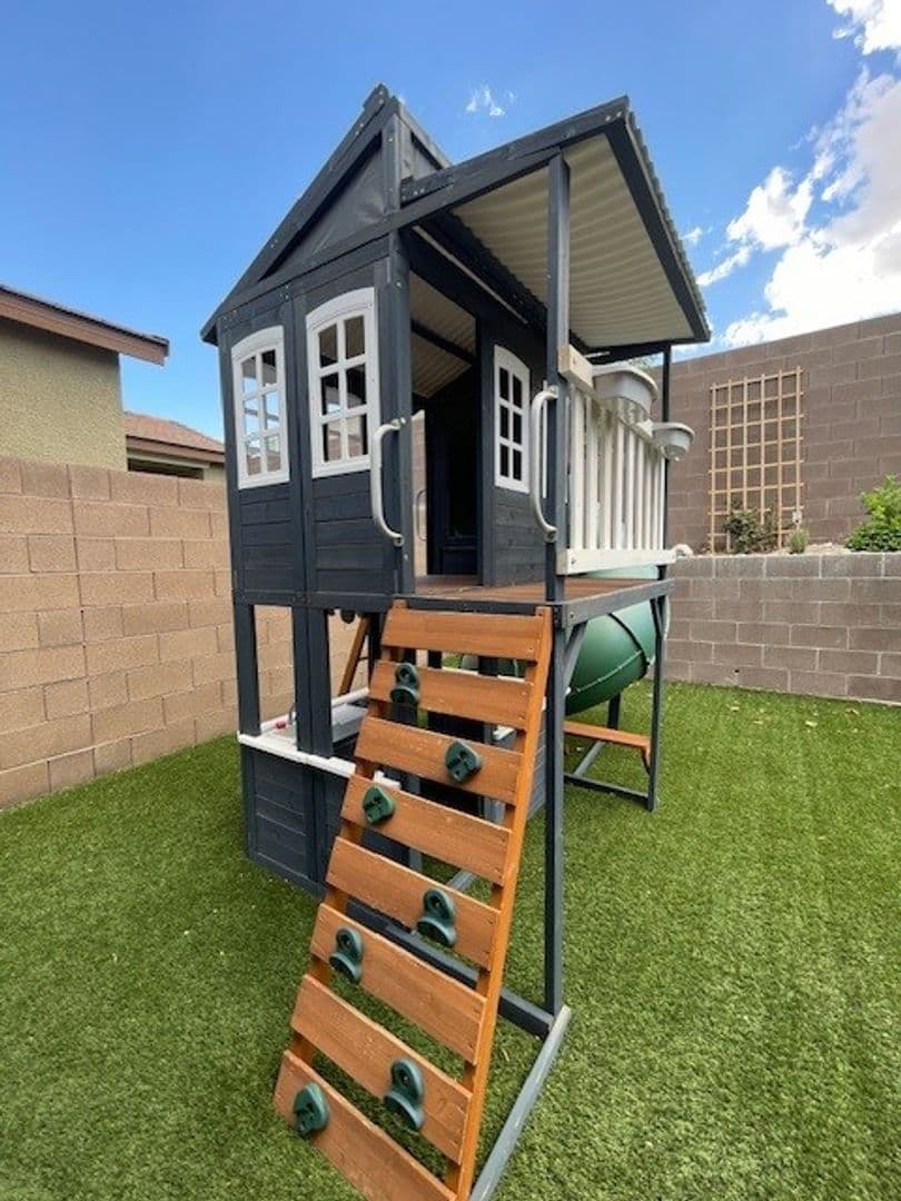 Henderson House: 3493 Argiento Ave