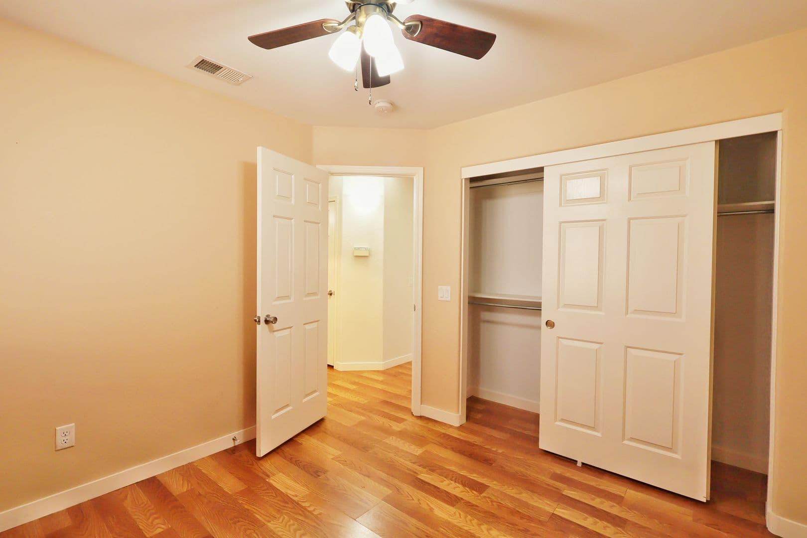 Henderson House: 994 Trackers Glen Avenue